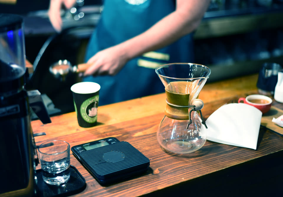 Barista che versa il latte
