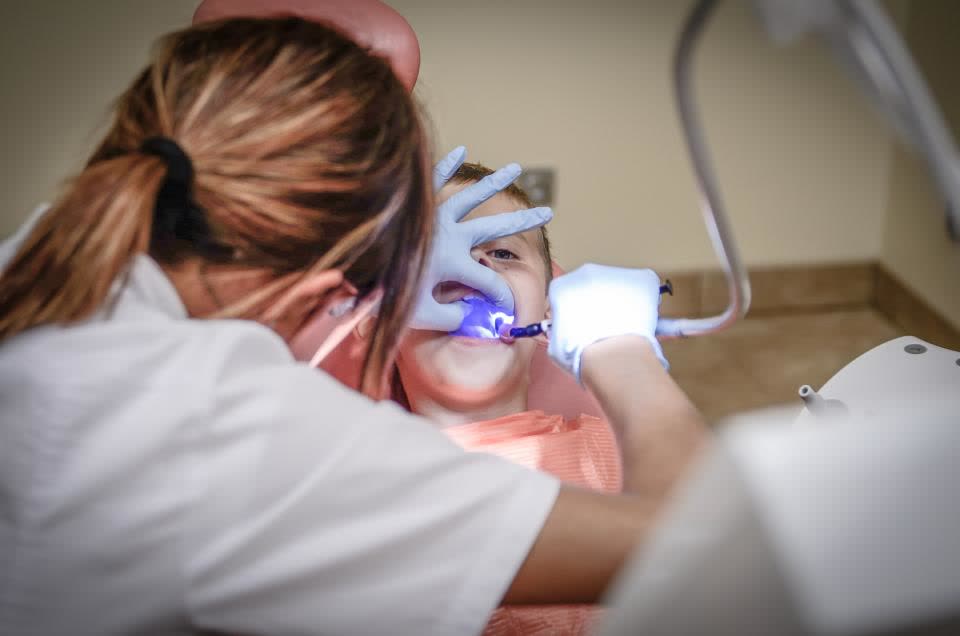 Dentista durante una visita