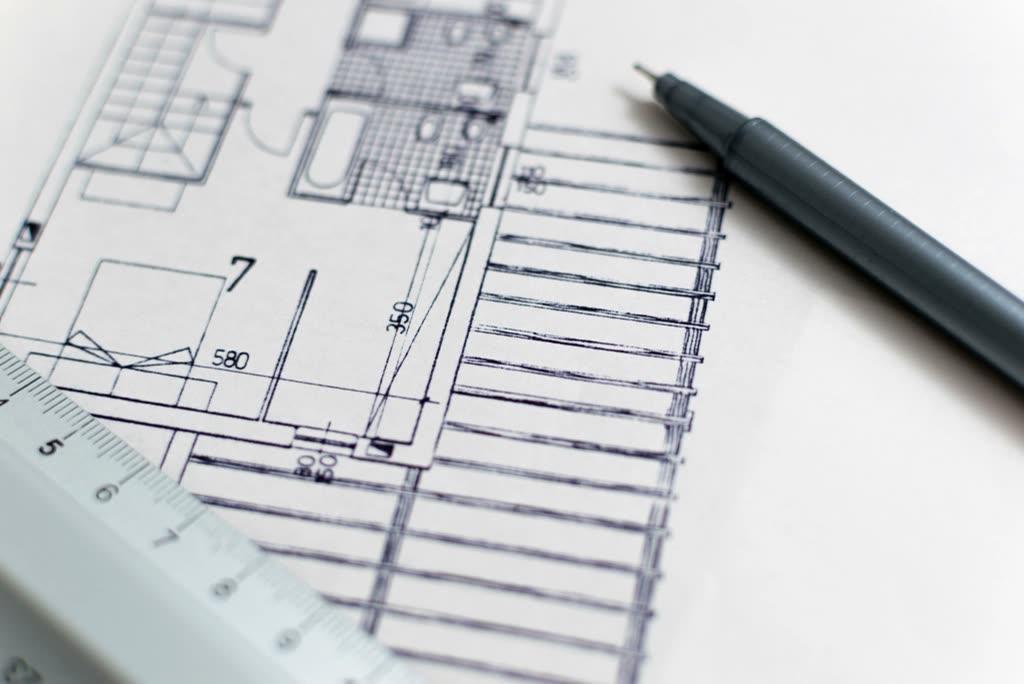 Disegni di progetto su un tavolo
