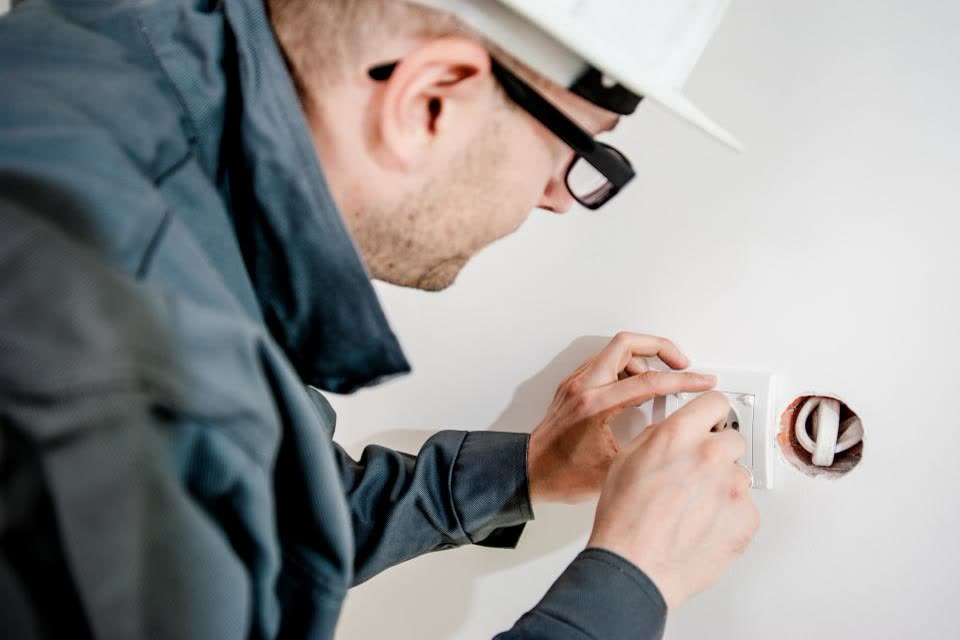 Elettricista che monta una presa