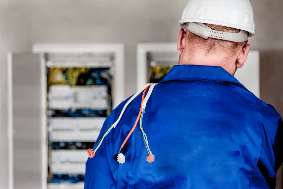 Elettricista davanti al quadro