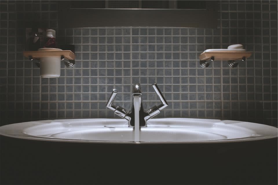 Bagno moderno con lavabo scuro