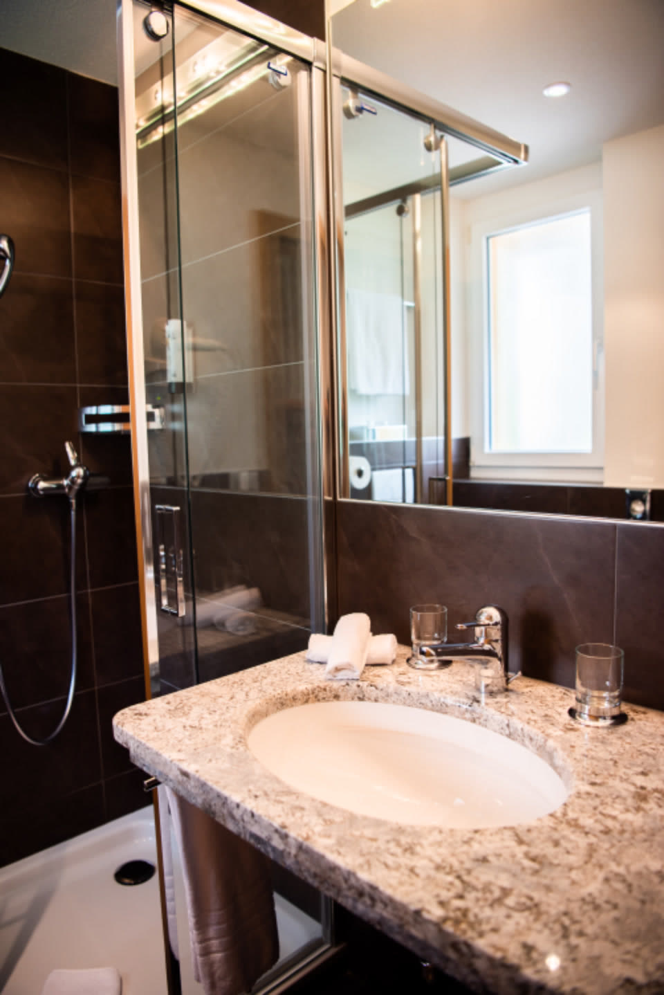 Bagno con doccia in vetro