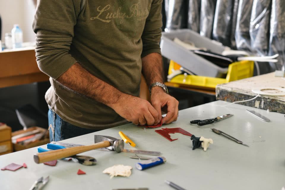 Tecnico al lavoro con gli attrezzi