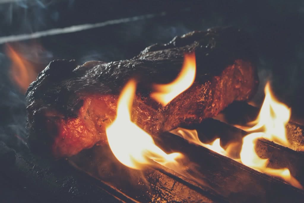 Fiamme della brace in cucina